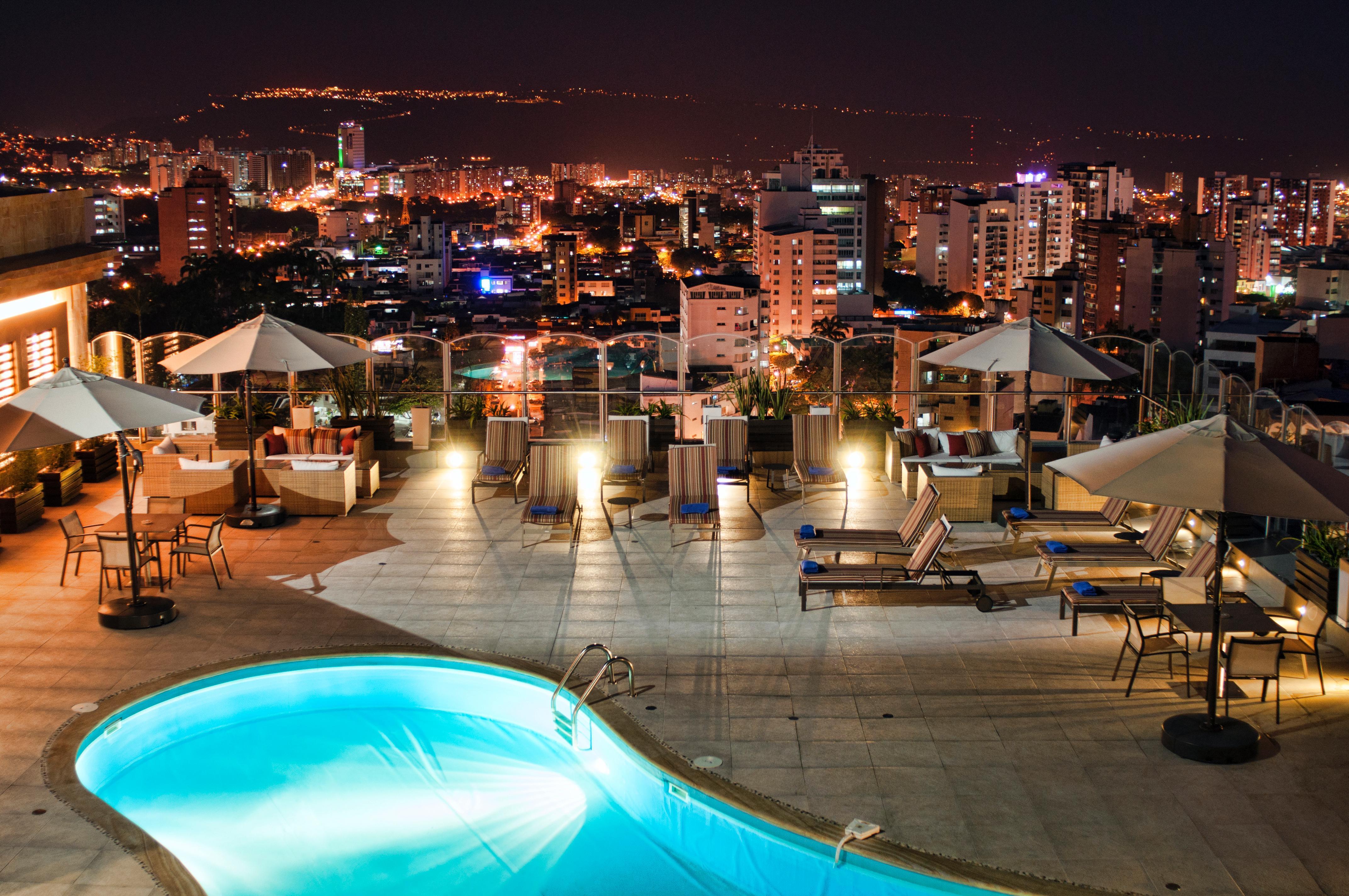 Hotel Dann Carlton בוקארמנגה מראה חיצוני תמונה View of the city from the hotel