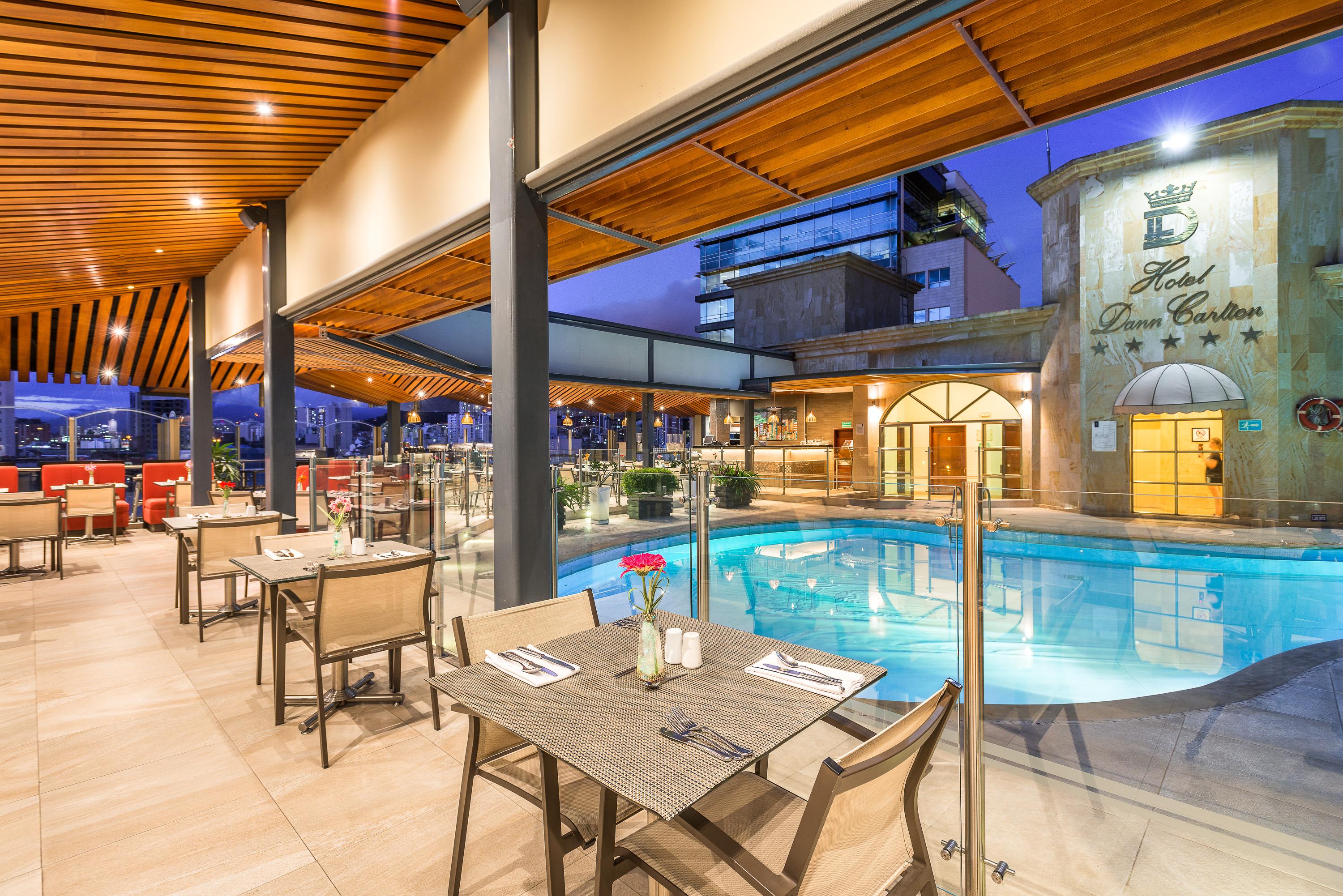 Hotel Dann Carlton בוקארמנגה מראה חיצוני תמונה The pool at the hotel