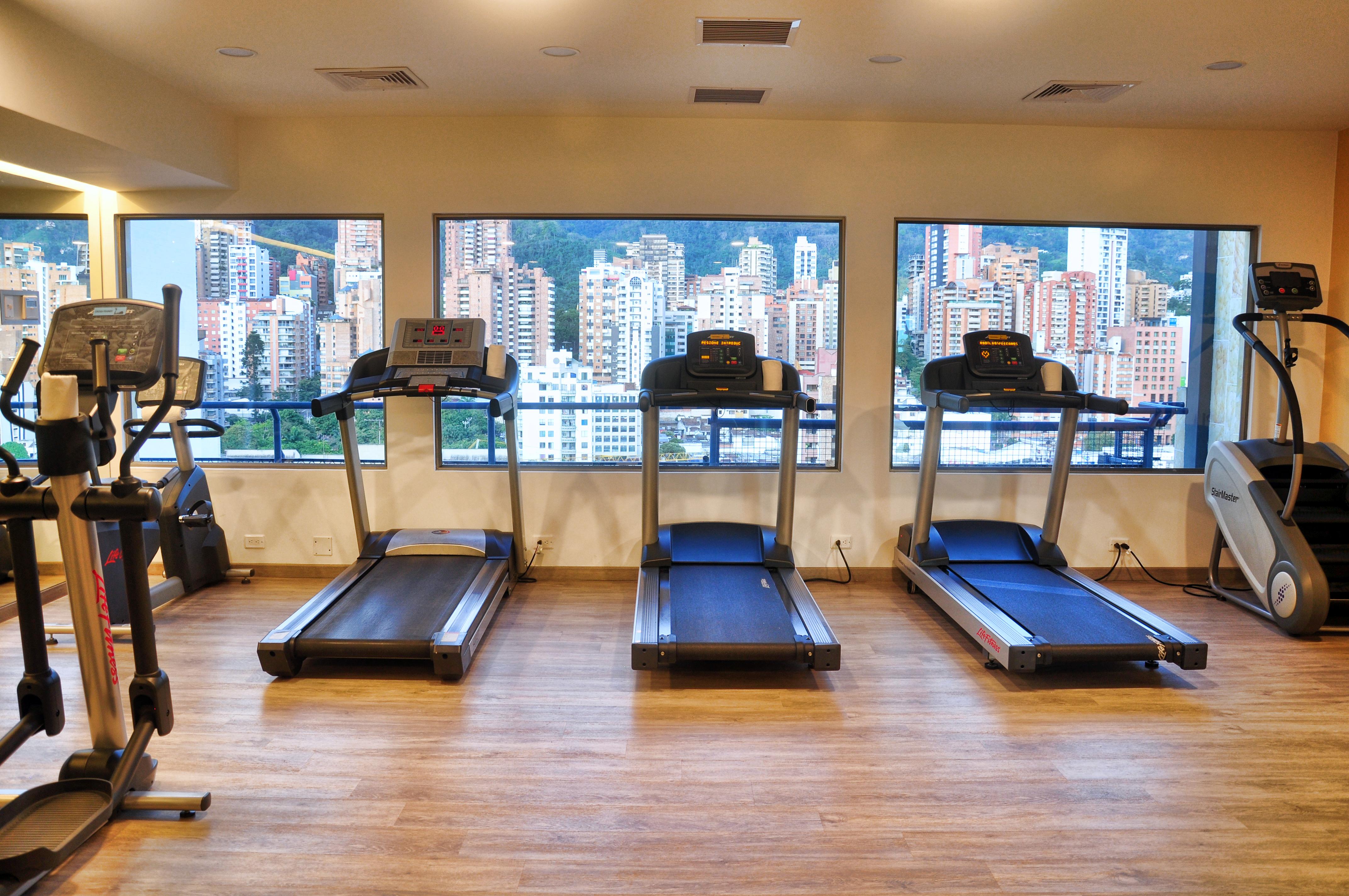 Hotel Dann Carlton בוקארמנגה מראה חיצוני תמונה Treadmills in a gym