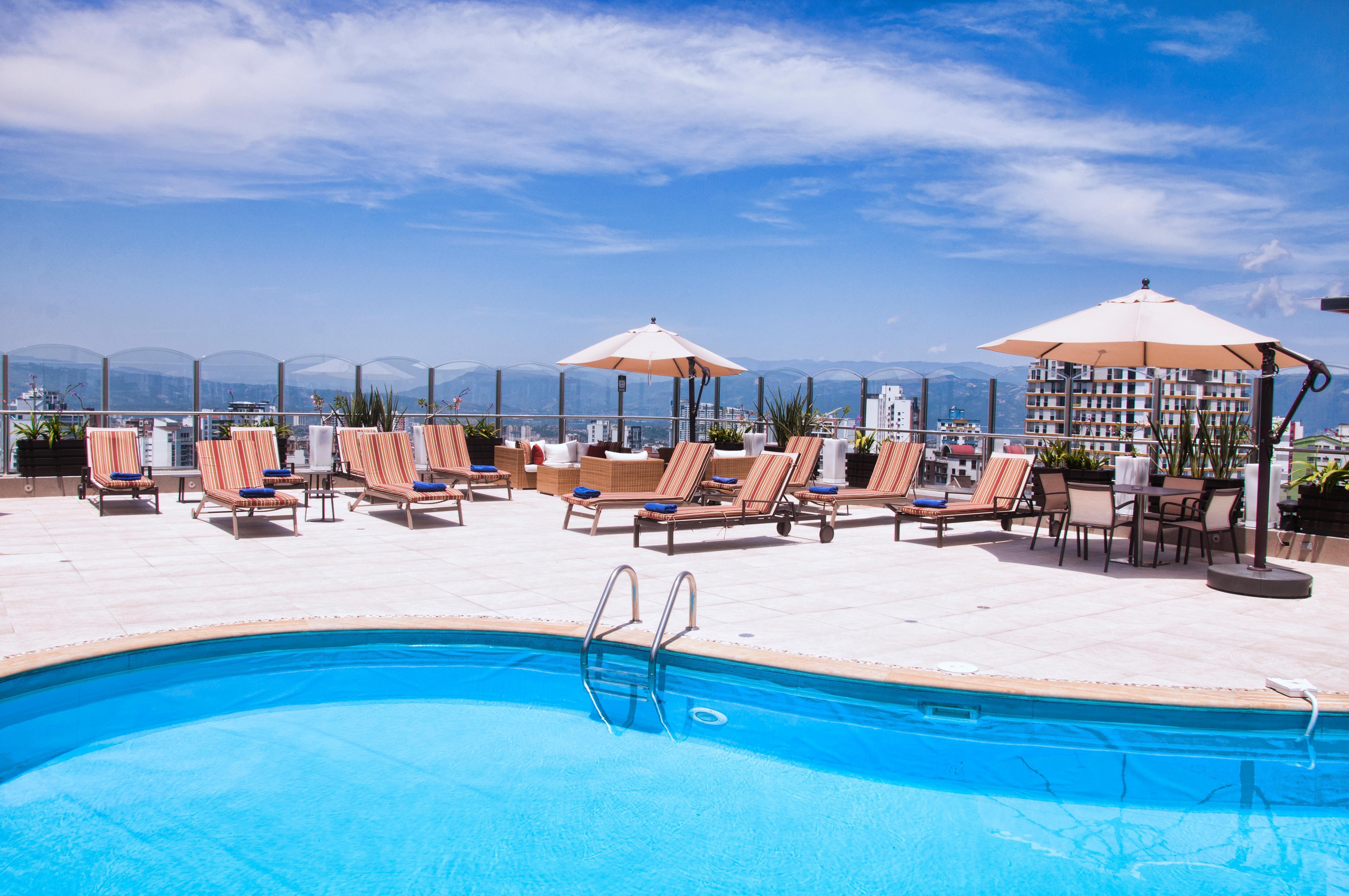 Hotel Dann Carlton בוקארמנגה מראה חיצוני תמונה Rooftop pool