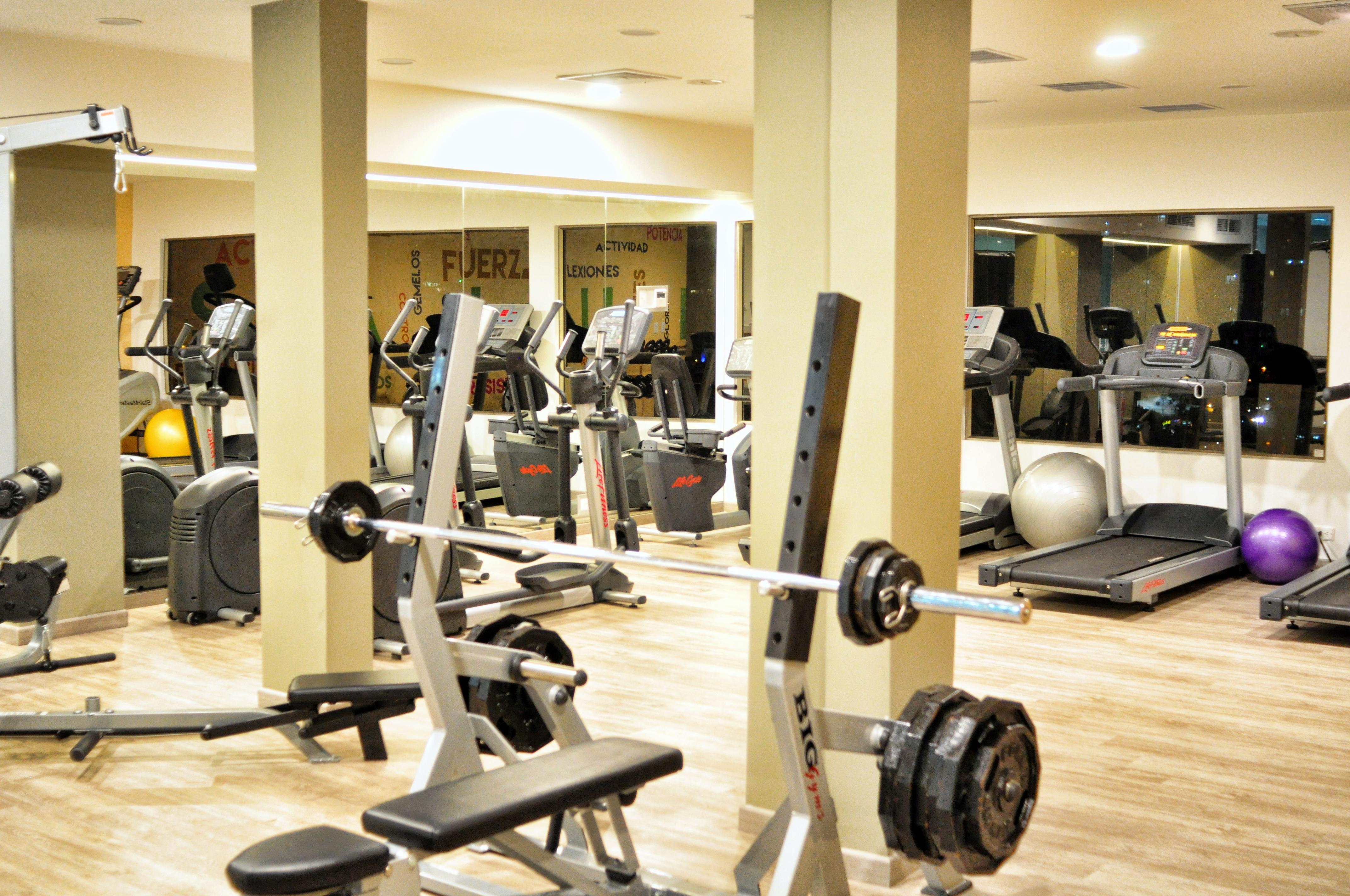 Hotel Dann Carlton בוקארמנגה מראה חיצוני תמונה The gym at the hotel