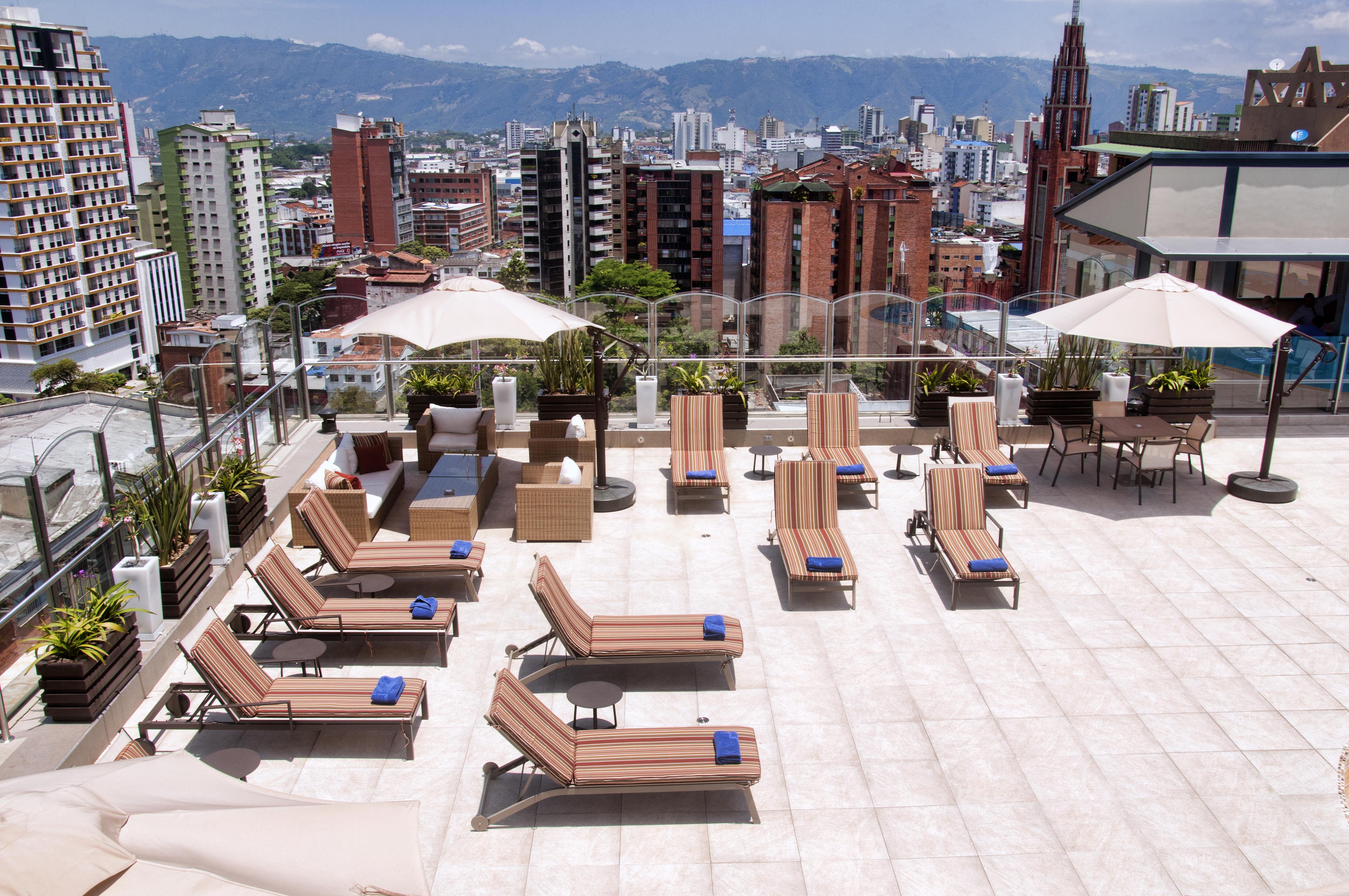 Hotel Dann Carlton בוקארמנגה מראה חיצוני תמונה Rooftop pool at the Four Seasons Hotel Bogotá