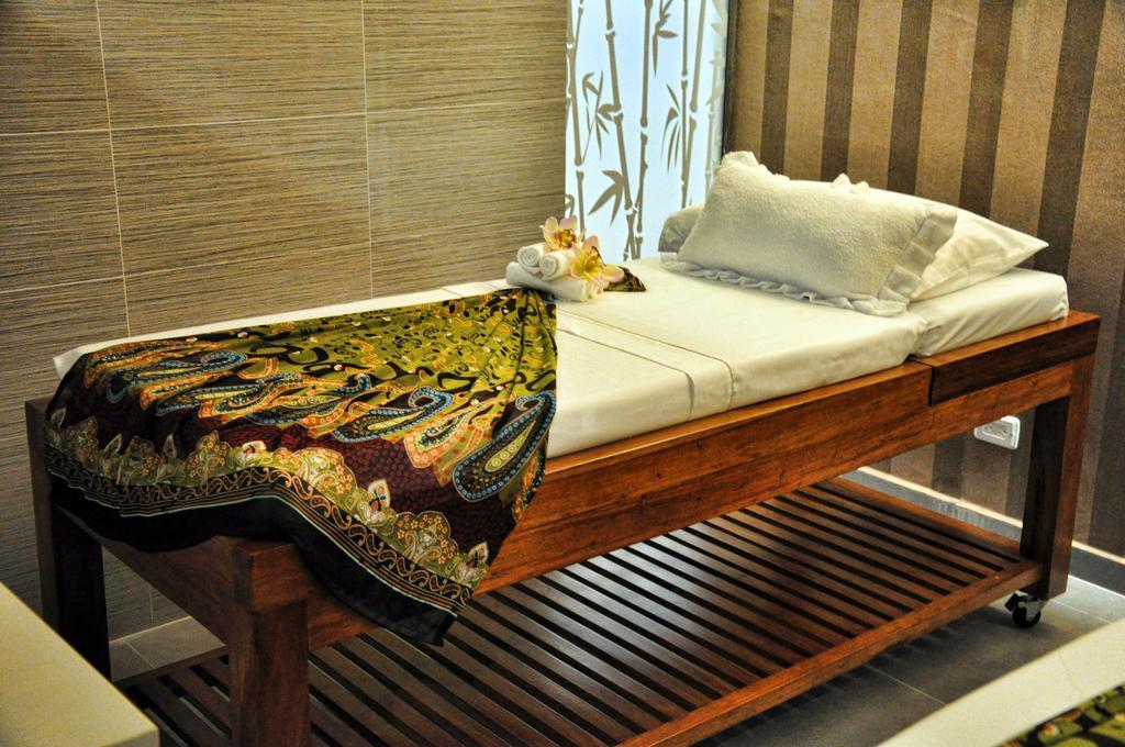 Hotel Dann Carlton בוקארמנגה מראה חיצוני תמונה A massage table