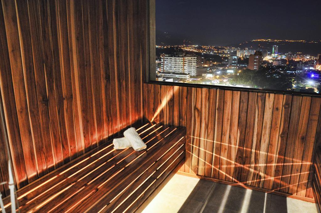 Hotel Dann Carlton בוקארמנגה מראה חיצוני תמונה A balcony in a hotel